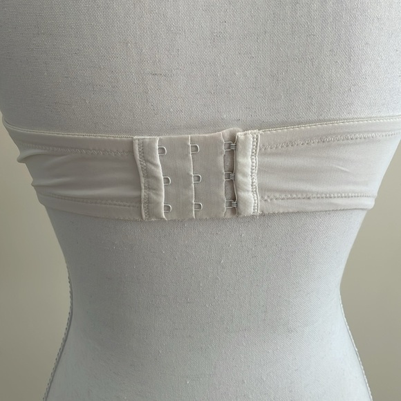 White Strapless Bra With Rubber Stays - Picture 3 of 6